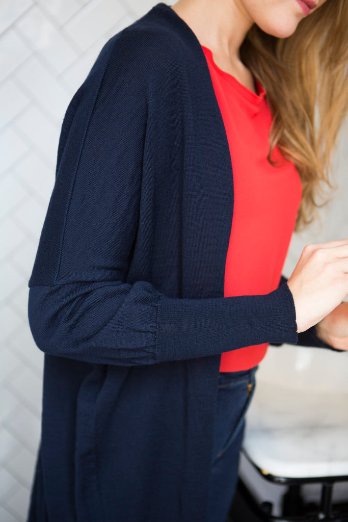 femme portant le gilet en maille bleu navy