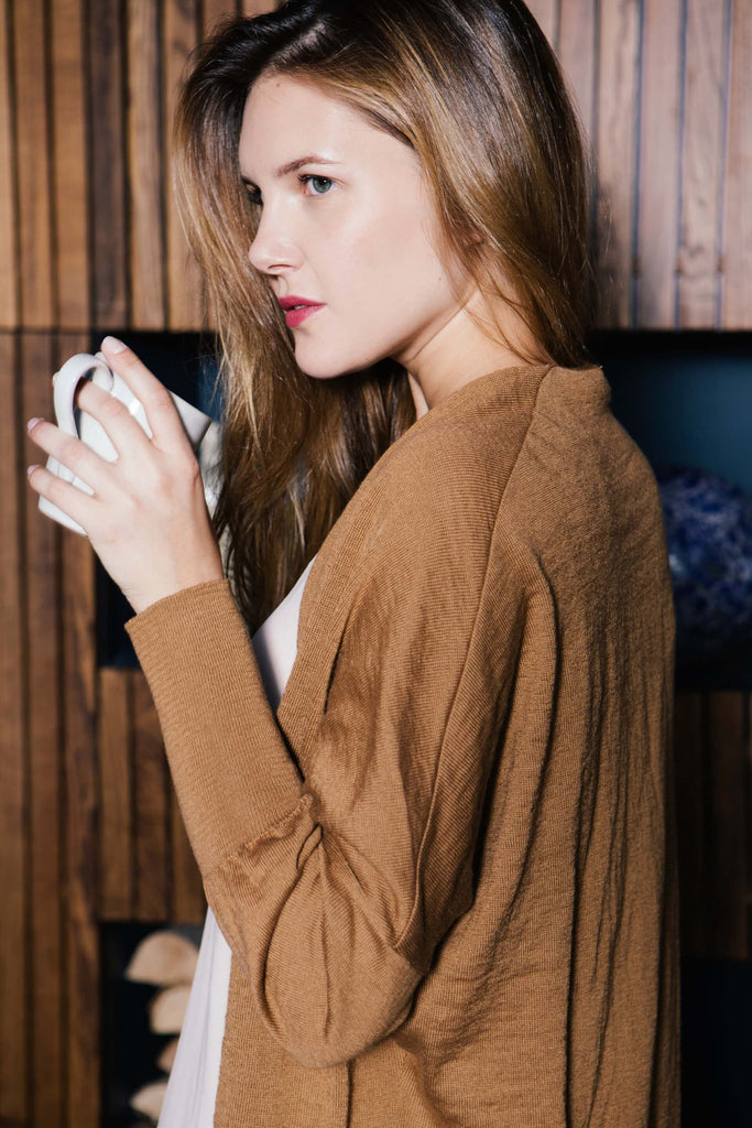 femme portant le gilet en maille camel