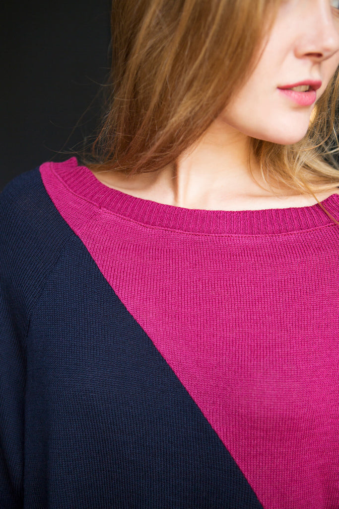 femme portant le pull en maille bleu navy