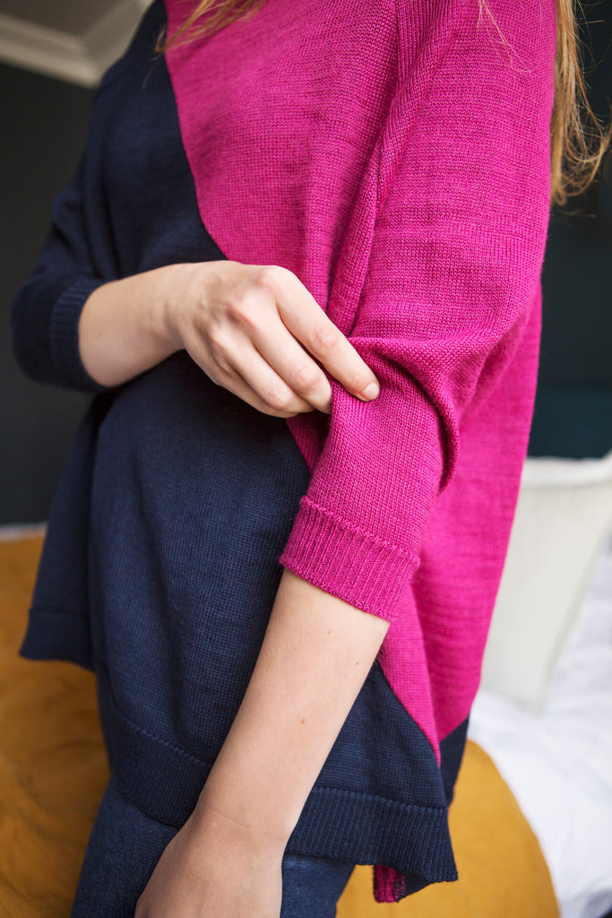 femme portant le pull en maille bleu navy