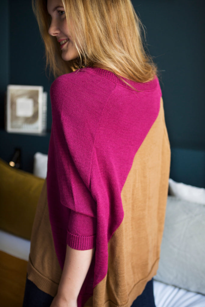 femme portant le pull en maille camel