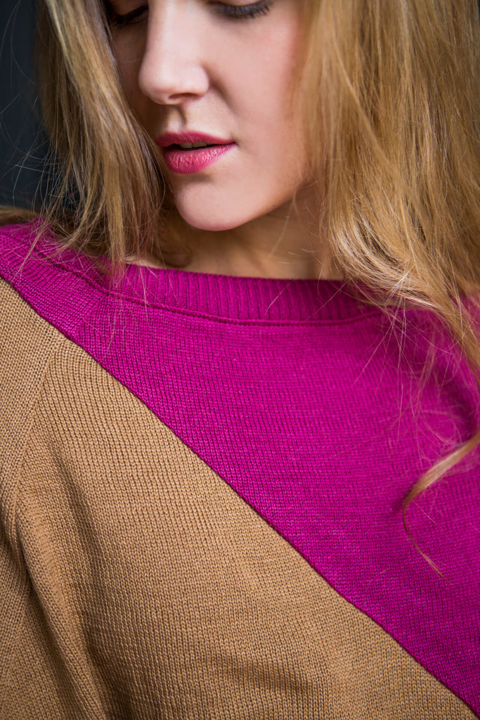 femme portant le pull en maille camel