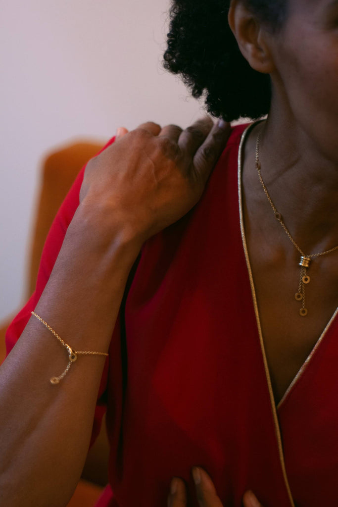 femme portant la robe cache coeur rubis