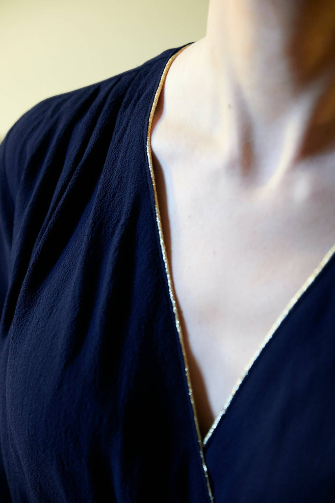 femme portant la robe cache coeur lake