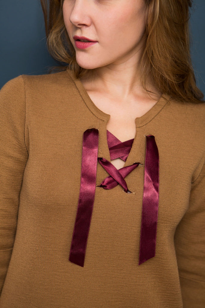 robe en maille portée avec un ruban bordeaux