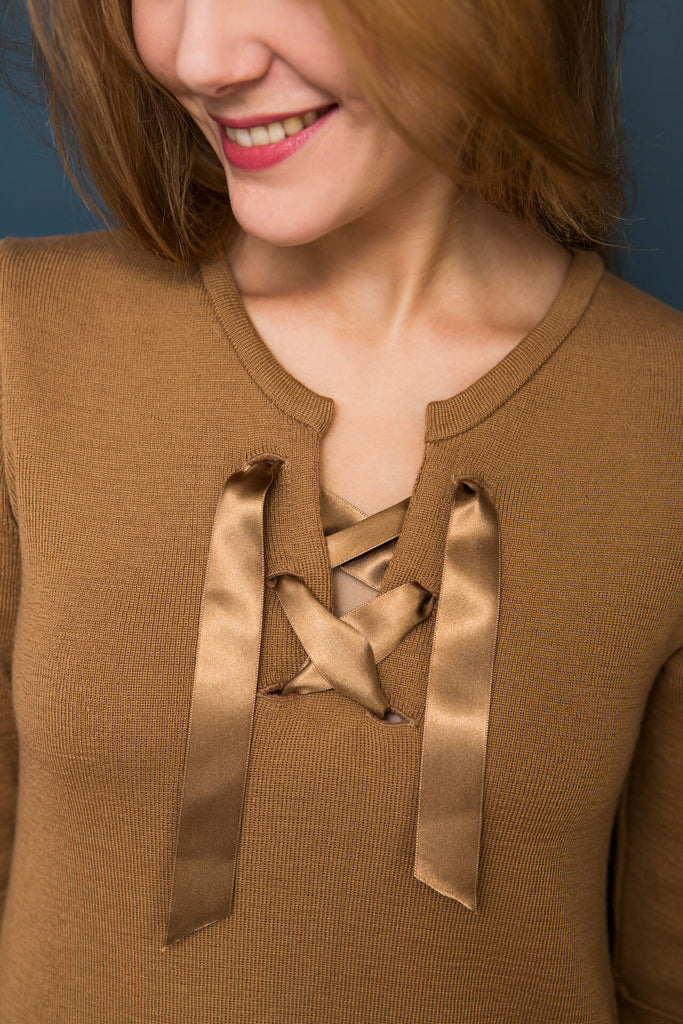 robe en maille portée avec un ruban marron