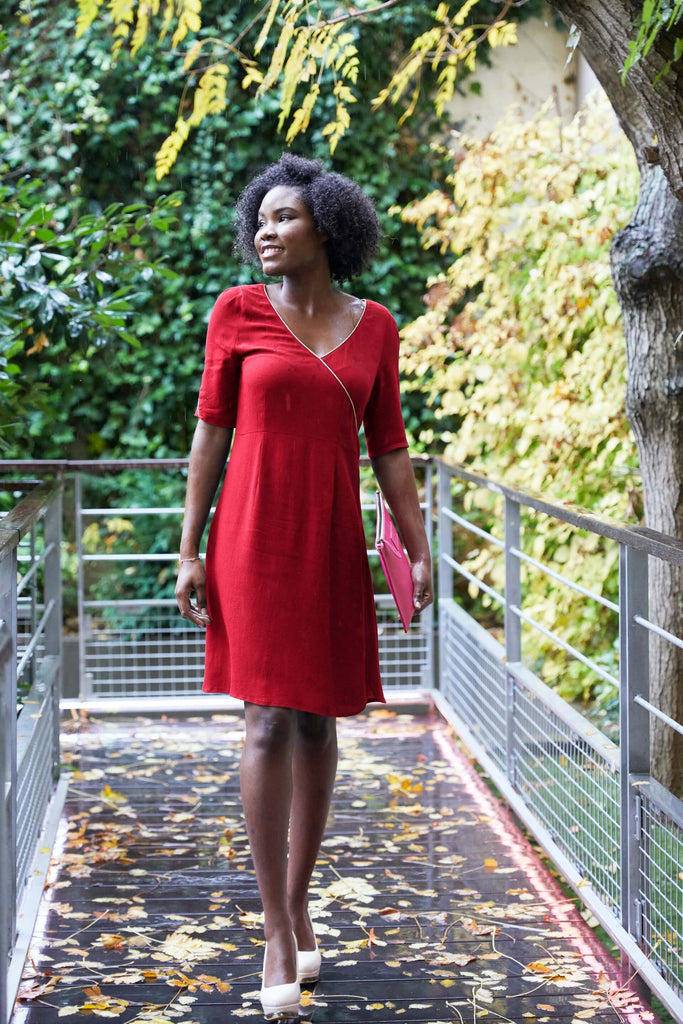femme portant la robe midi chic aller retour rubis