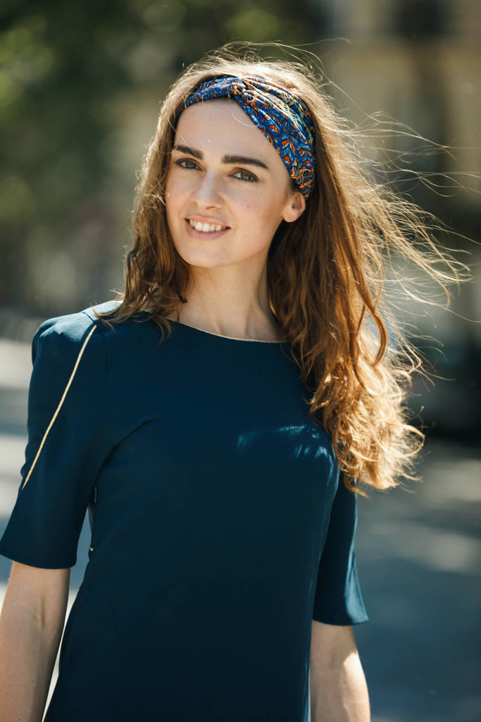 femme portant la robe midi chic aller retour lake