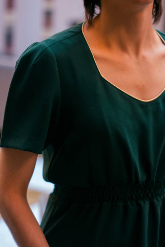 femme portant la robe midi jetlag sapin