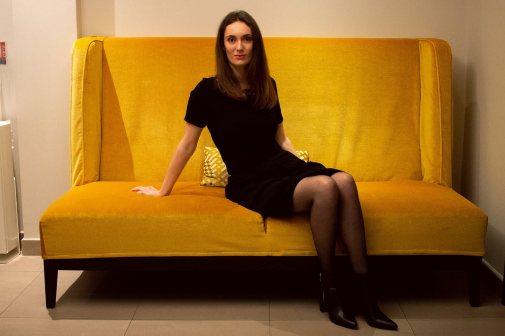 femme portant la robe noire manche courte