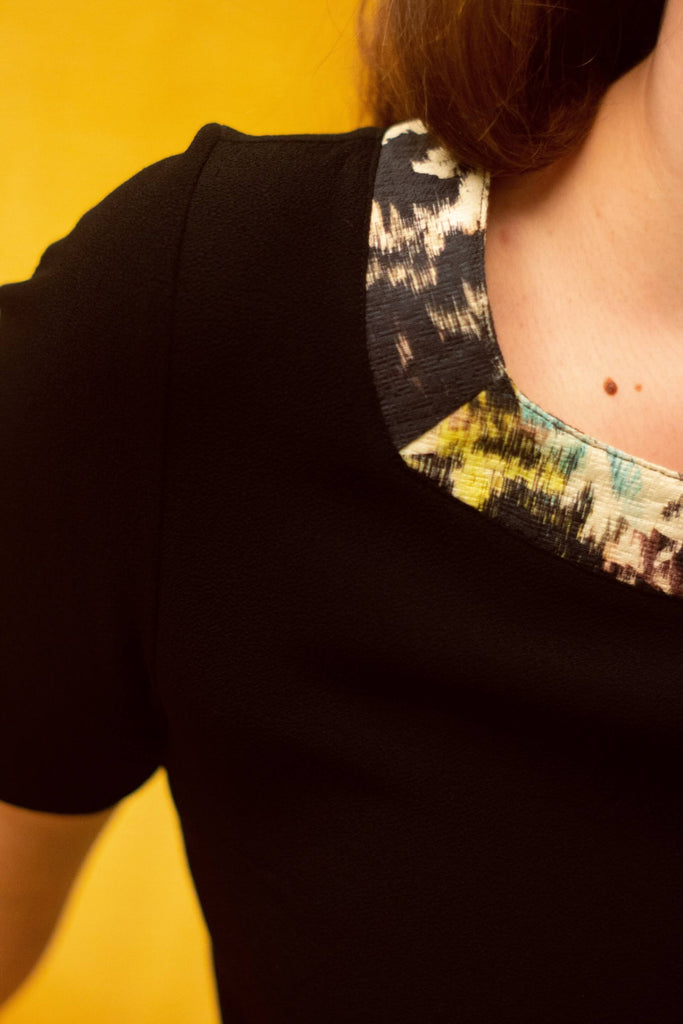 femme portant la robe noire manche courte