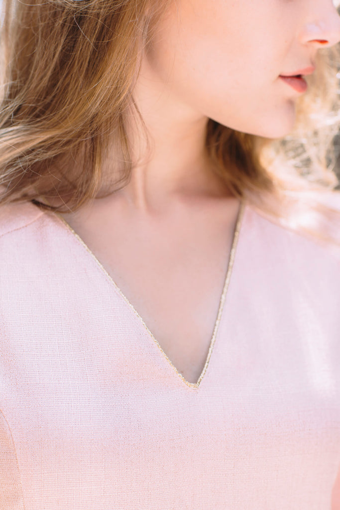 femme portant la robe romantique