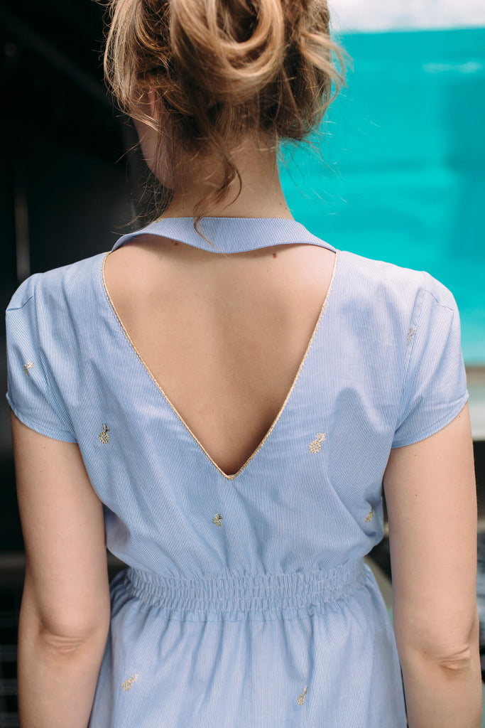 femme portant la robe smockée