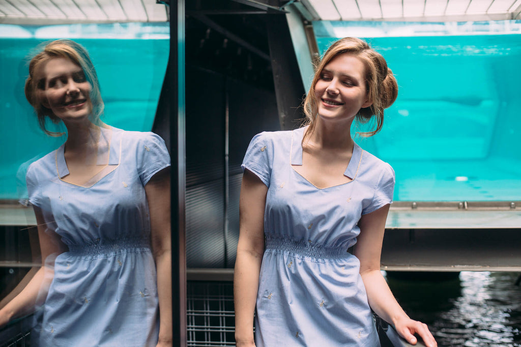 femme portant la robe smockée