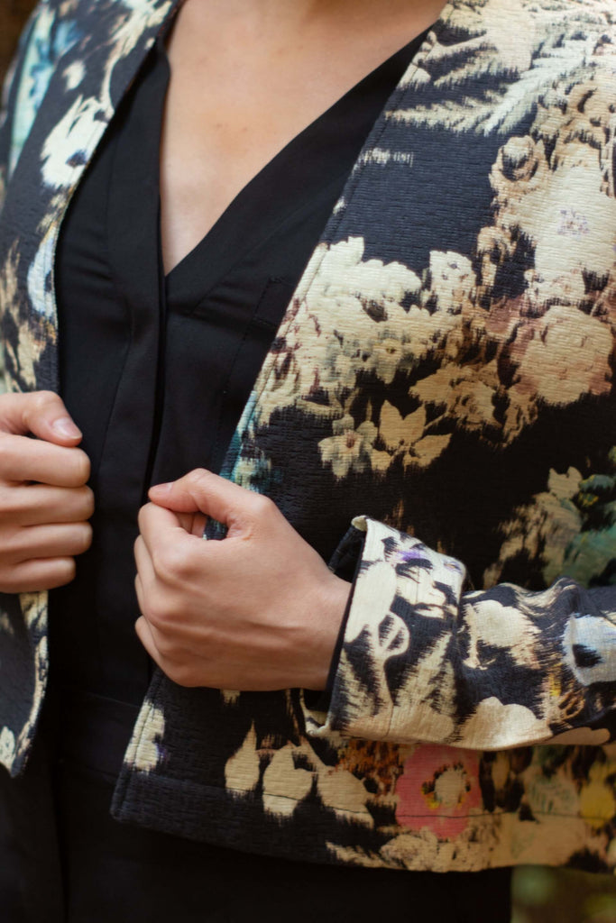 femme portant le spencer kyoto fleuri