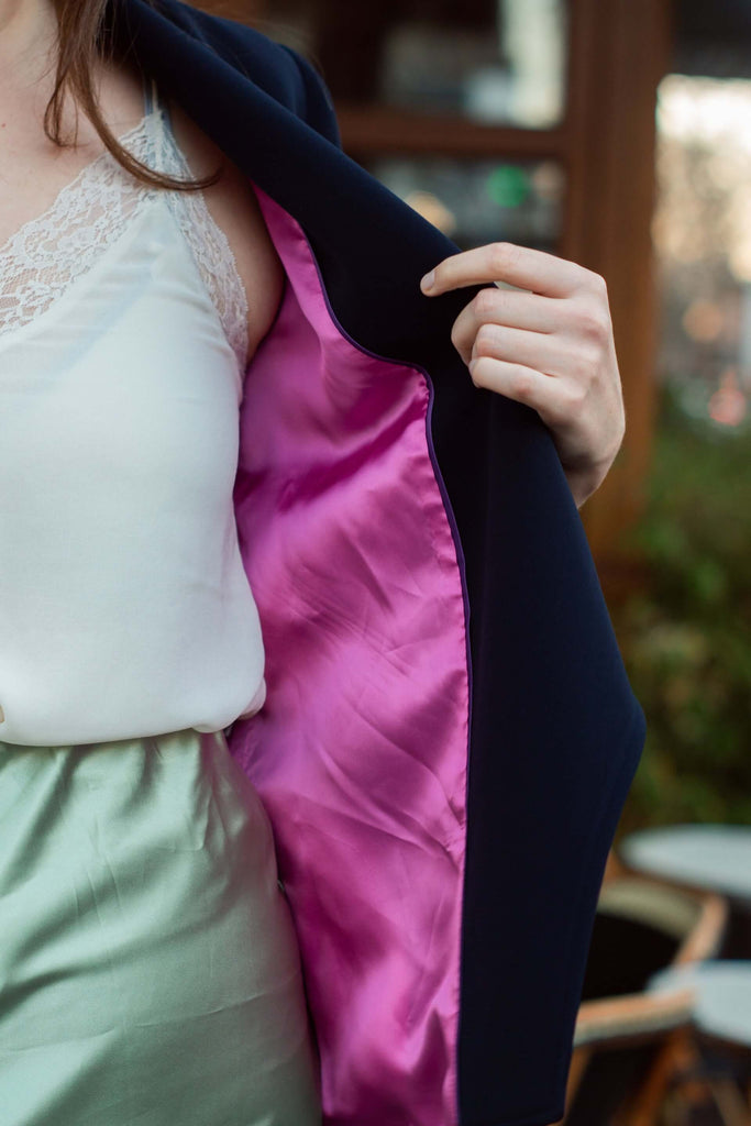 femme portant la veste bleu marine
