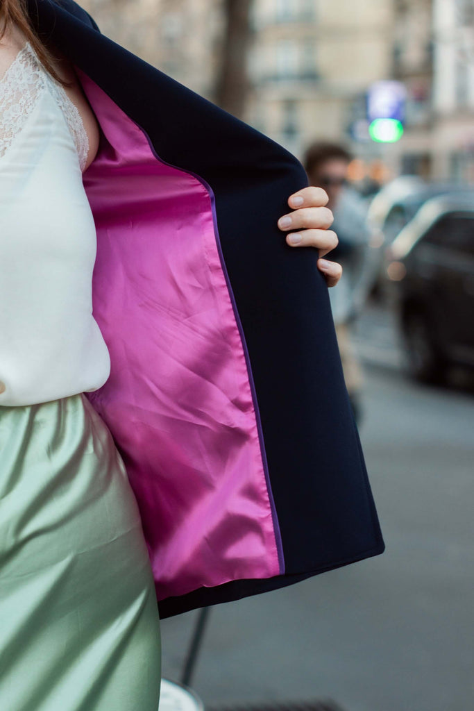 femme portant la veste bleu marine personnalisable